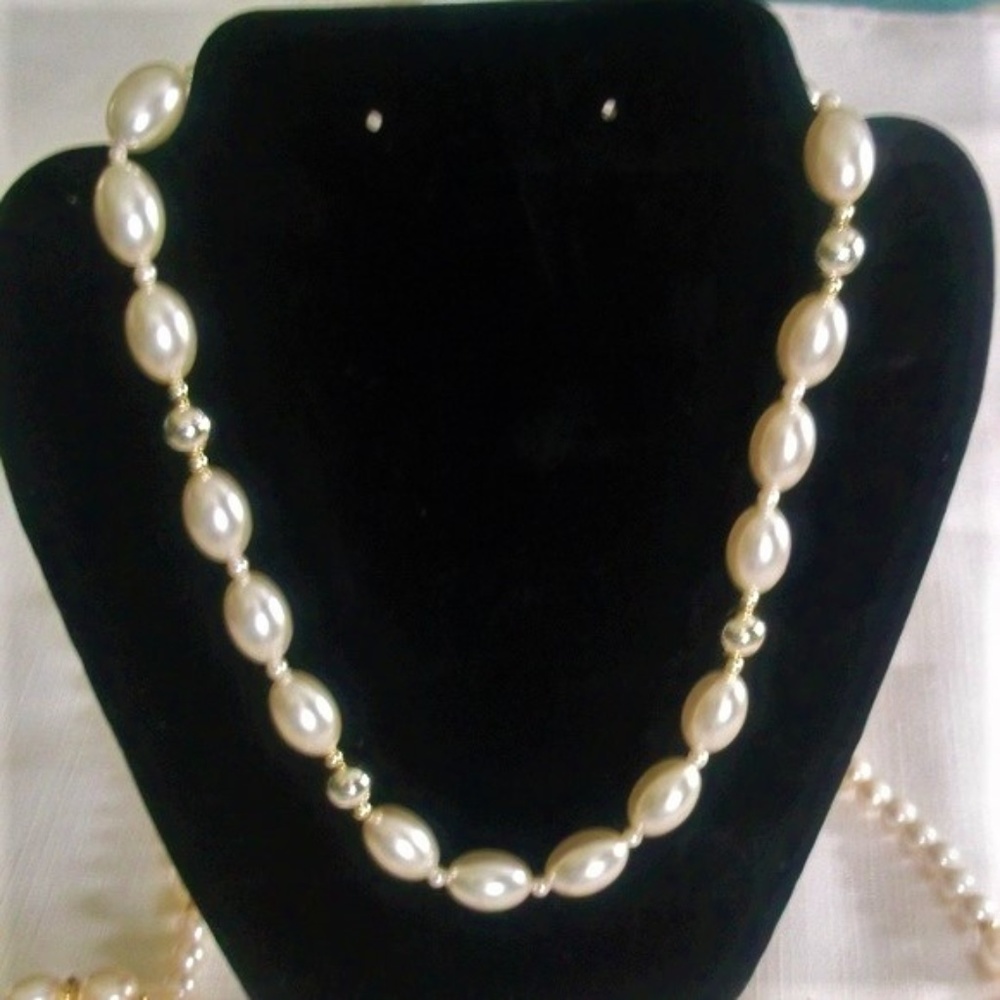 18" Faux Pearl and Gold Plate Beaded Necklace